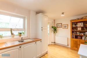 Kitchen/Breakfast Room- click for photo gallery